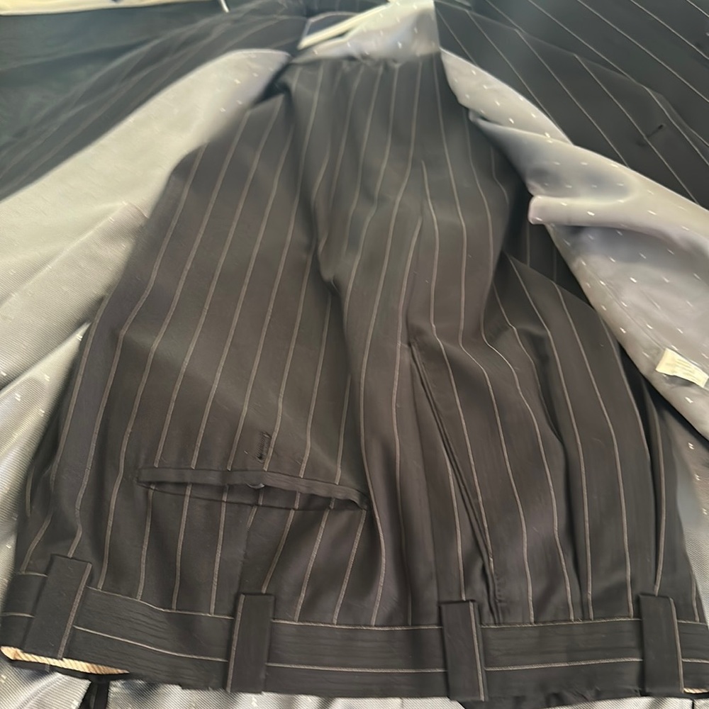 Vicci Uomo Mens Black and white pin stripe 3 piece suit size 40L